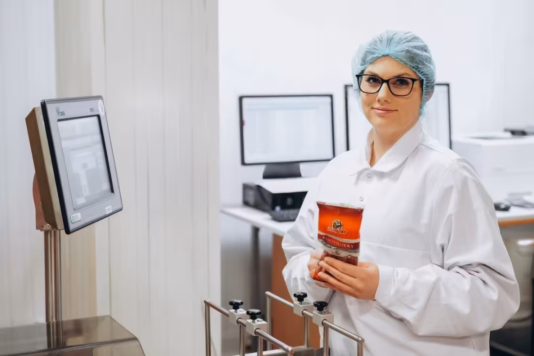 Dělník etiketování a balení