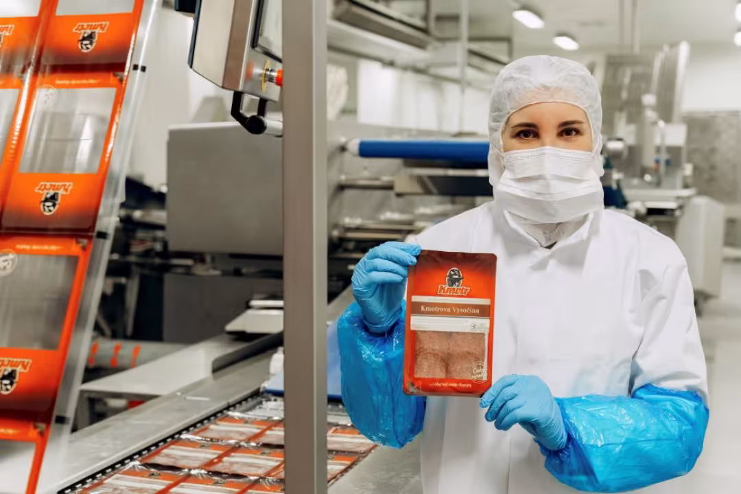 Dělník dílny krájení a balení výrobků